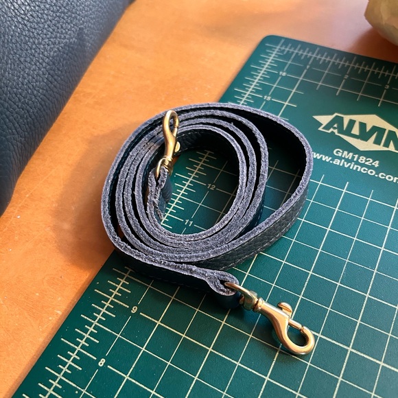 Oliveve Taya in Leather Crossbody - Picture 4 of 12